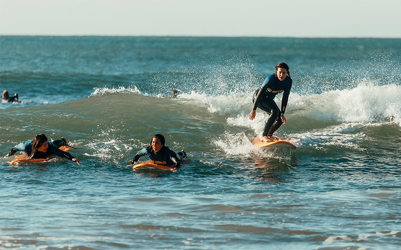 Surf camp lisbon - Surfers surfing a wave